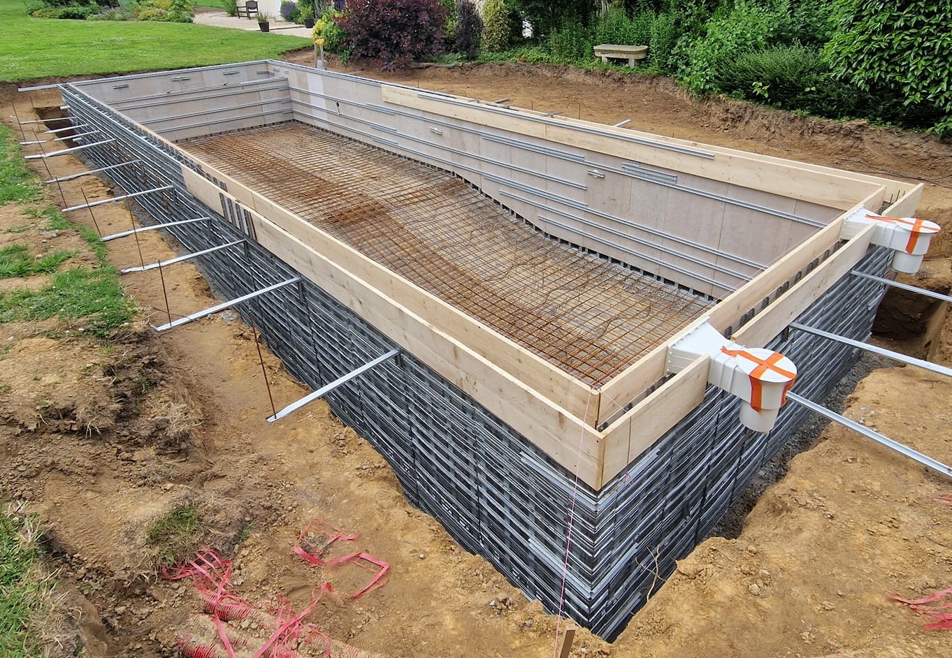 AquaRail - Rail-Guided Pool Forming System